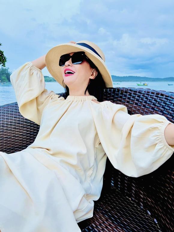 Cát Phượng trẻ chục tuổi nhưng cách tạo dáng toát mồ hôi-1