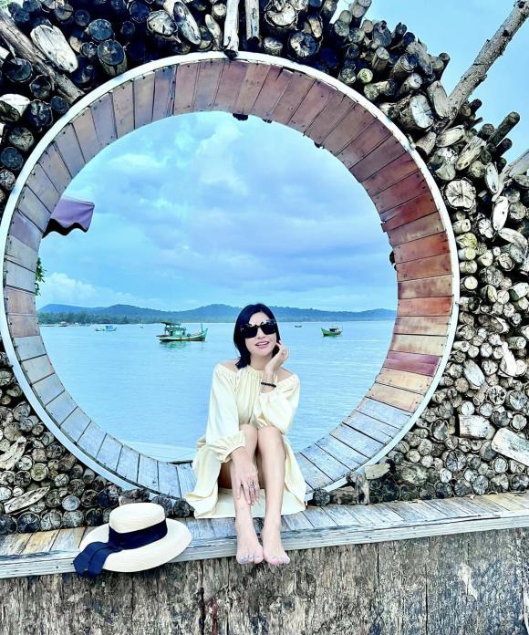 Cát Phượng trẻ chục tuổi nhưng cách tạo dáng toát mồ hôi-3