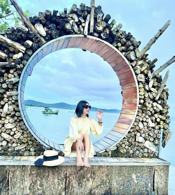 Cát Phượng trẻ chục tuổi nhưng cách tạo dáng toát mồ hôi-4