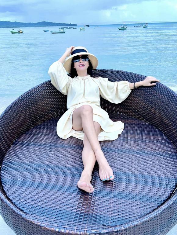 Cát Phượng trẻ chục tuổi nhưng cách tạo dáng toát mồ hôi-5