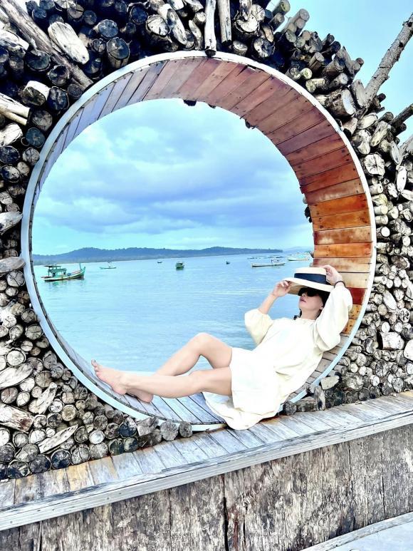 Cát Phượng trẻ chục tuổi nhưng cách tạo dáng toát mồ hôi-8