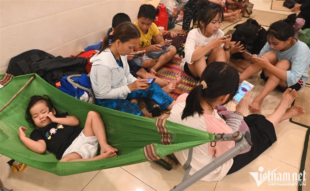 500 người dân Tam Kỳ mệt lả ở điểm tránh bão Noru-2