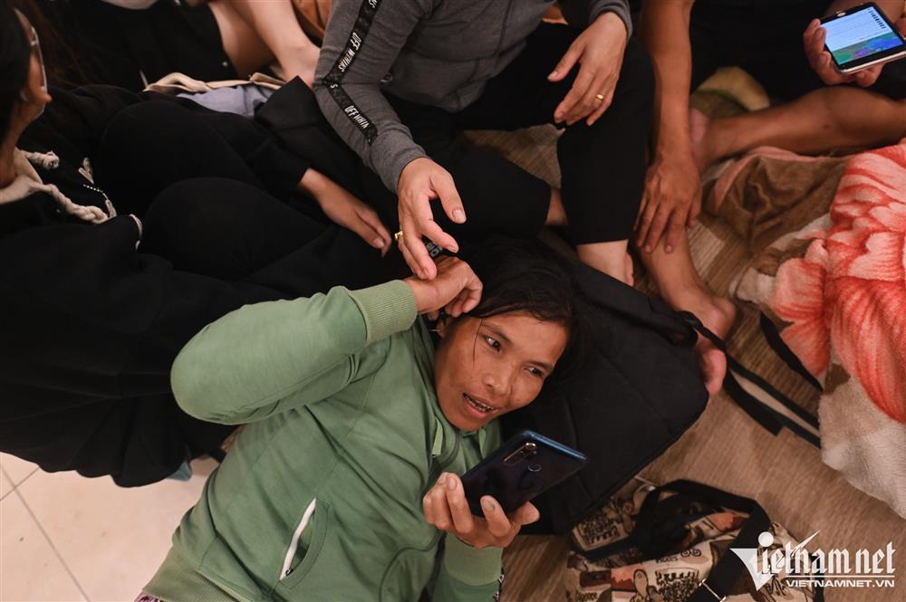 500 người dân Tam Kỳ mệt lả ở điểm tránh bão Noru-3