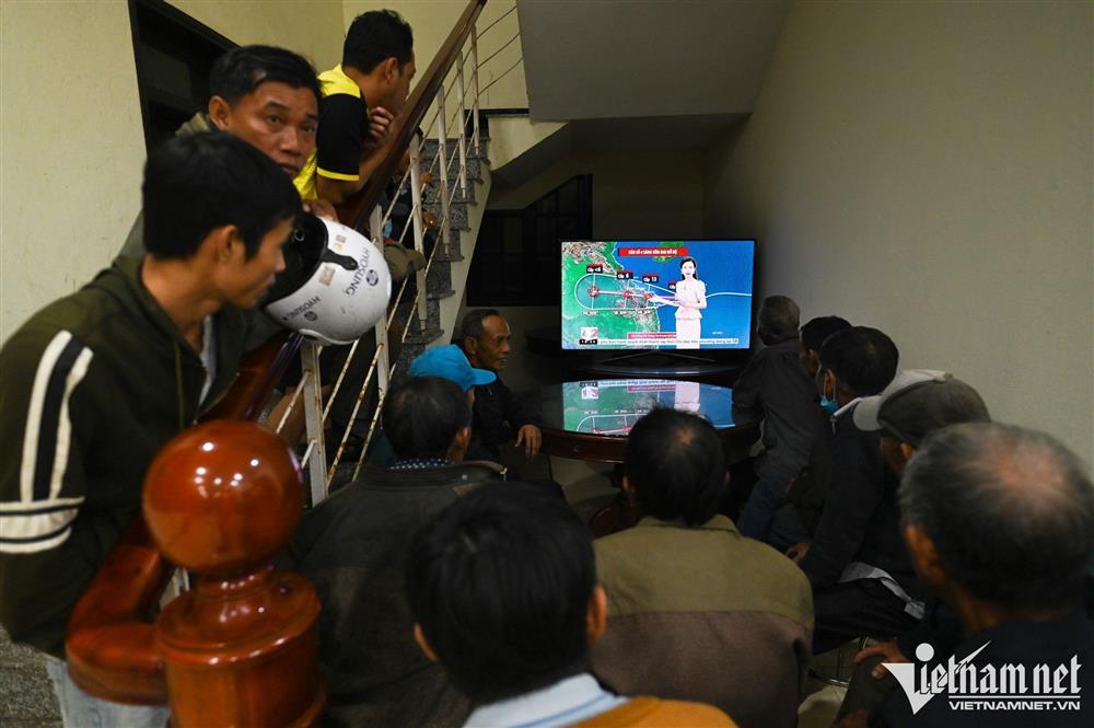 500 người dân Tam Kỳ mệt lả ở điểm tránh bão Noru-4