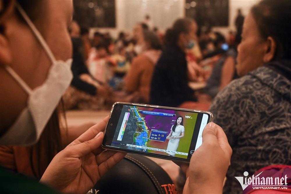 500 người dân Tam Kỳ mệt lả ở điểm tránh bão Noru-5