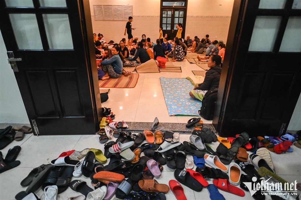 500 người dân Tam Kỳ mệt lả ở điểm tránh bão Noru-7