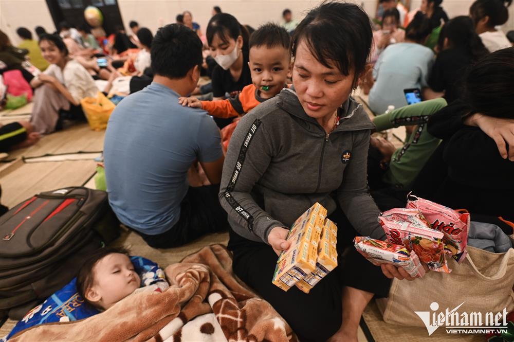 500 người dân Tam Kỳ mệt lả ở điểm tránh bão Noru-8