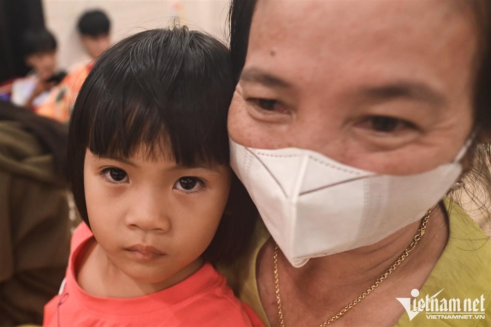 500 người dân Tam Kỳ mệt lả ở điểm tránh bão Noru-9