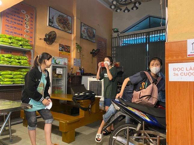 Bão dữ đổ bộ, cơm thịt - chỗ ở sẵn sàng đón bà con miễn phí-3