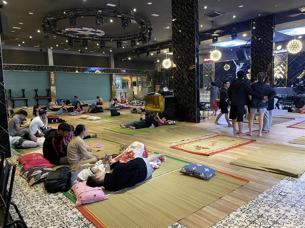 Bão dữ đổ bộ, cơm thịt - chỗ ở sẵn sàng đón bà con miễn phí-5