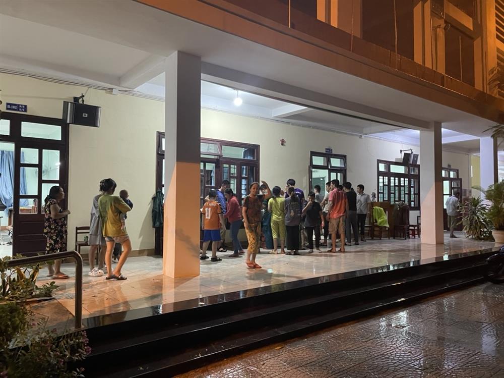 Bão dữ đổ bộ, cơm thịt - chỗ ở sẵn sàng đón bà con miễn phí-8