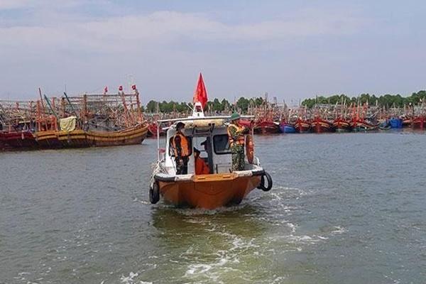 Tìm thấy ngư dân rơi xuống biển mất tích khi vào bờ tránh bão-1
