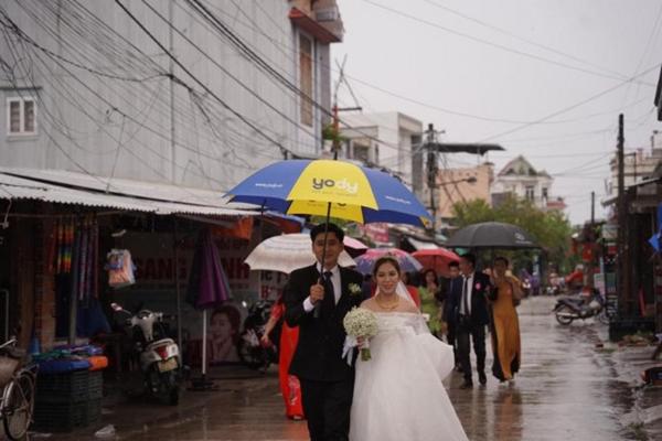 Những đám cưới chạy siêu bão Noru ở miền Trung-2