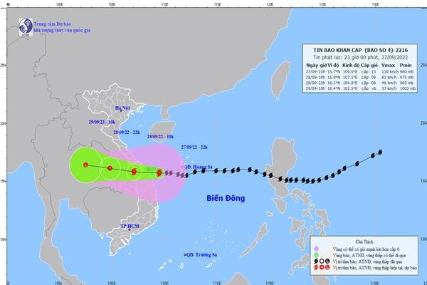 Clip: Bão Noru vào đất liền, sức gió giảm 2 cấp vẫn kinh hoàng-3
