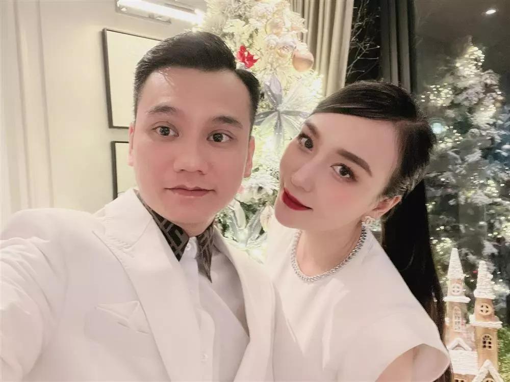 Vợ chồng Khắc Việt tình tứ, dân mạng chú ý ngoại hình-5