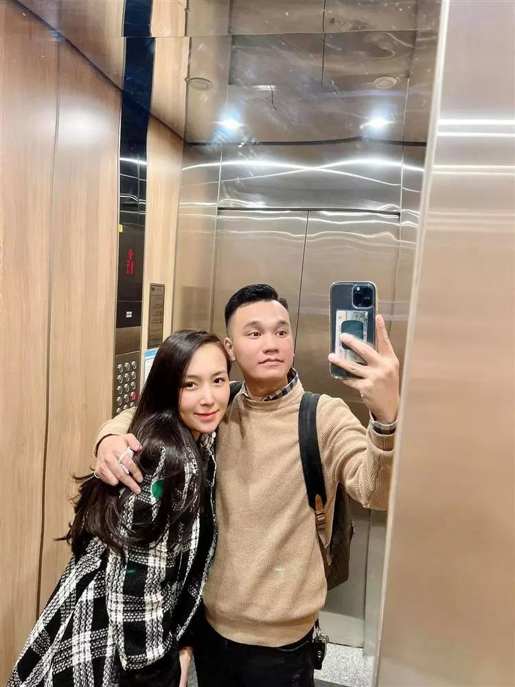 Vợ chồng Khắc Việt tình tứ, dân mạng chú ý ngoại hình-4