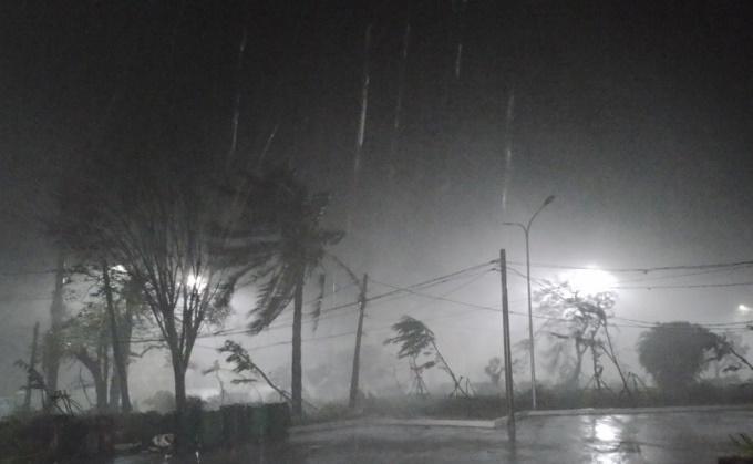 Clip: Kinh hoàng sức gió bão Noru khi vào đất liền dù đã giảm 2 cấp-1