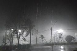 Clip: Kinh hoàng sức gió bão Noru khi vào đất liền dù đã giảm 2 cấp