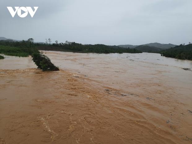 Mưa lớn kéo dài hai ngày qua tại khu vực miền núi tỉnh Quảng Nam khiến mực nước các sông, suối dâng cao. Sáng nay 28/9, lũ từ đầu nguồn bắt đầu đổ về kèm theo nguy cơ lũ ống, lũ quét, sạt lở đất. Người dân khu vực nguy hiểm đã và đang được di dời đến nay an toàn.