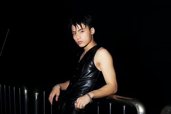 Lý do kiểu ăn mặc của Mono gây tranh cãi