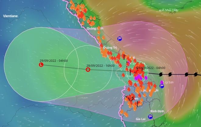 Clip: Sóng lớn, mưa to, gió thốc rợn người, sản phụ trở dạ-3