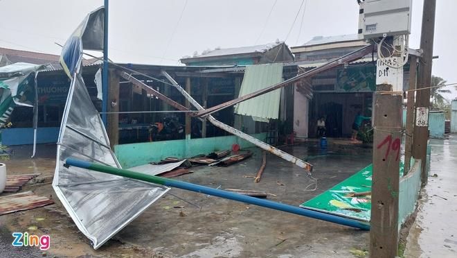 Clip: Sóng lớn, mưa to, gió thốc rợn người, sản phụ trở dạ-11