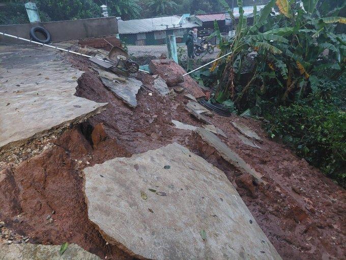 Clip: Sóng lớn, mưa to, gió thốc rợn người, sản phụ trở dạ-10