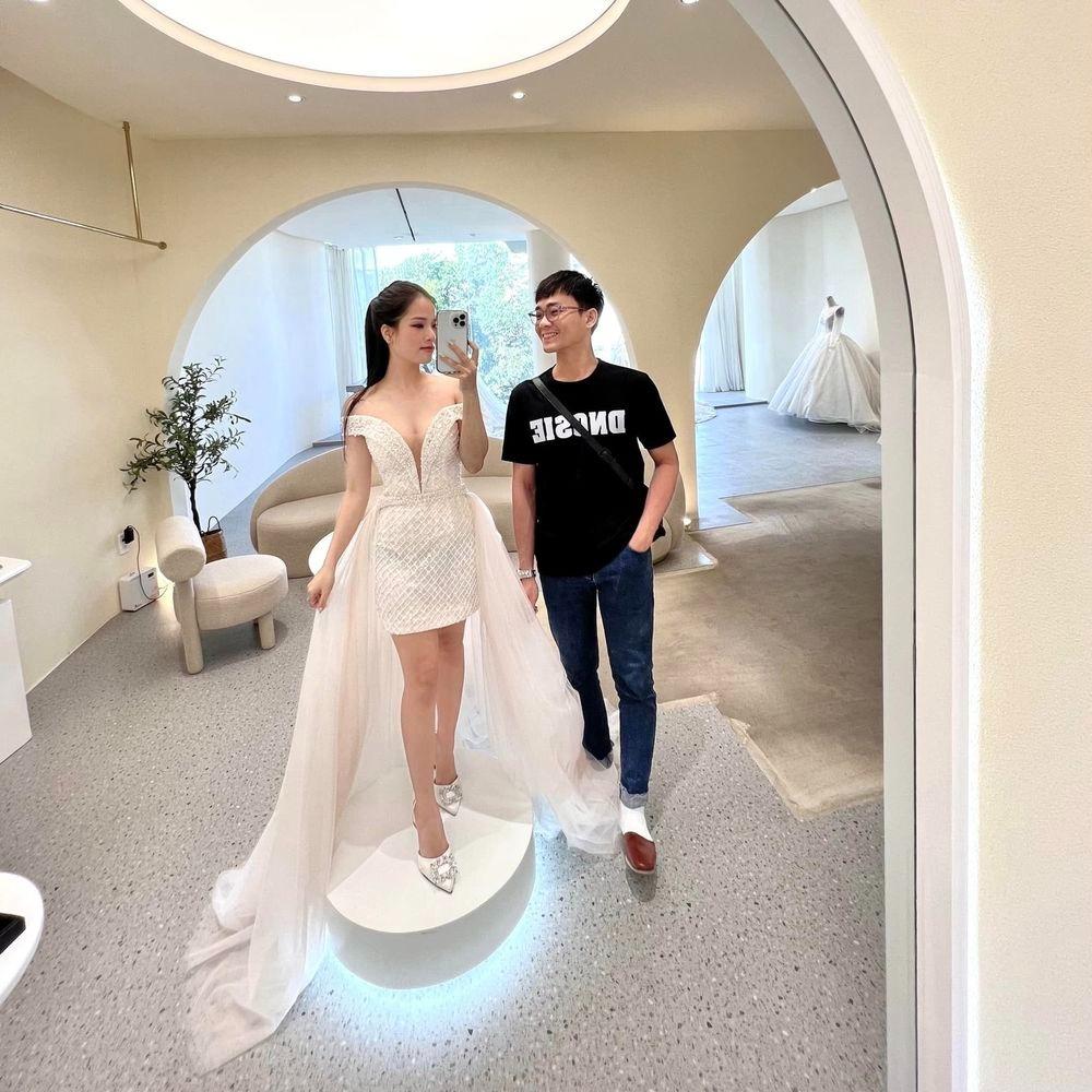 Các cô dâu Vbiz khoe hình xăm độc lạ khi mặc váy cưới-2