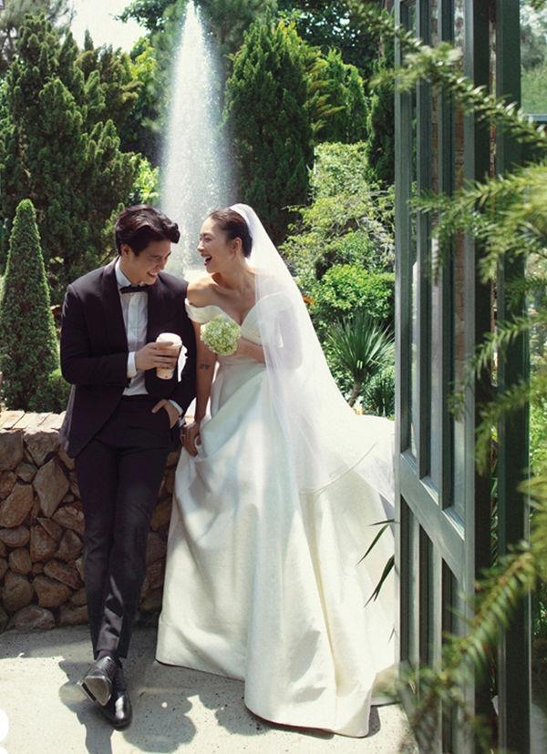 Các cô dâu Vbiz khoe hình xăm độc lạ khi mặc váy cưới-5