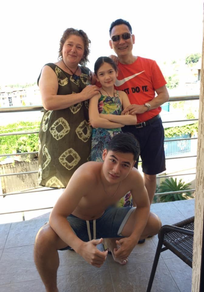 Bố Đặng Văn Lâm lộ diện hiếm hoi, ra sân cổ vũ con trai thi đấu-10