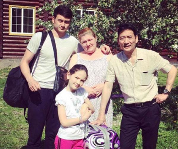 Bố Đặng Văn Lâm lộ diện hiếm hoi, ra sân cổ vũ con trai thi đấu-6