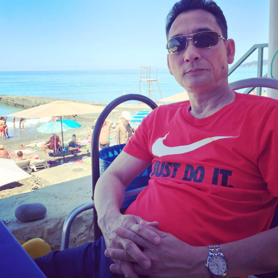 Bố Đặng Văn Lâm lộ diện hiếm hoi, ra sân cổ vũ con trai thi đấu-8