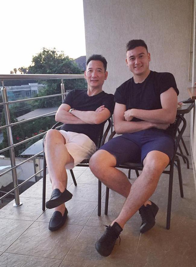 Bố Đặng Văn Lâm lộ diện hiếm hoi, ra sân cổ vũ con trai thi đấu-7