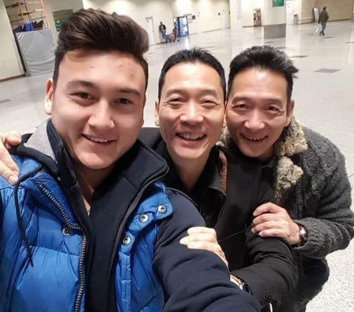 Bố Đặng Văn Lâm lộ diện hiếm hoi, ra sân cổ vũ con trai thi đấu-3