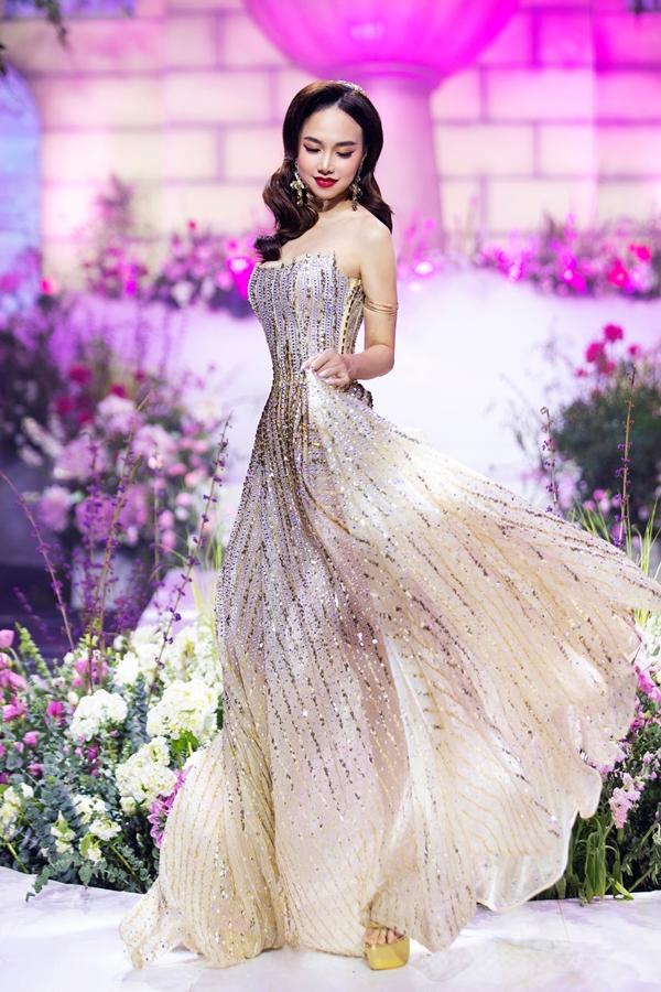 Mẹ bỉm Đinh Ngọc Diệp catwalk thế nào so với Lệ Nam?-1