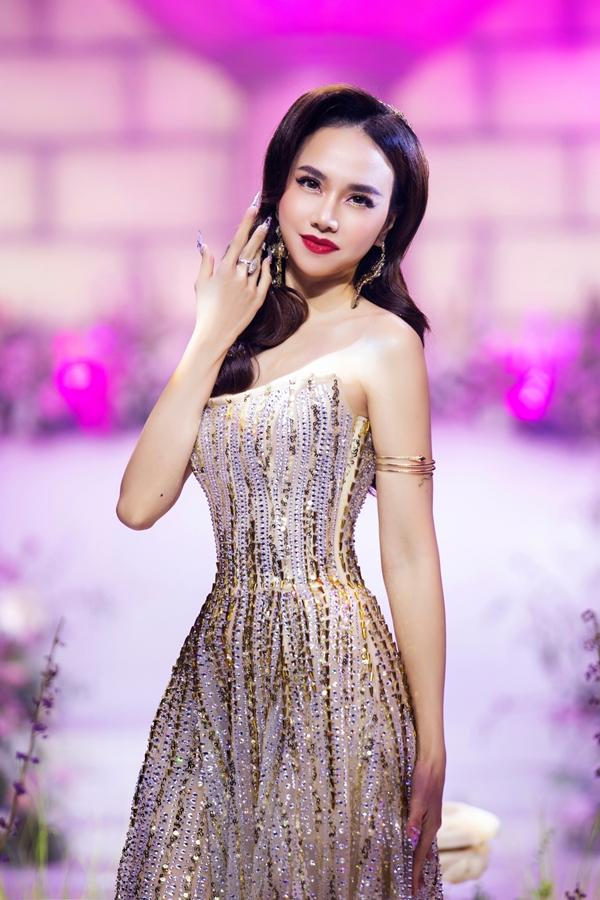 Mẹ bỉm Đinh Ngọc Diệp catwalk thế nào so với Lệ Nam?-2