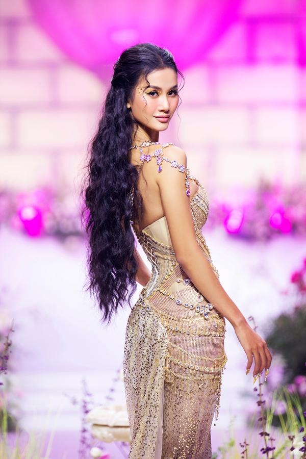 Mẹ bỉm Đinh Ngọc Diệp catwalk thế nào so với Lệ Nam?-6