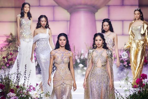 Mẹ bỉm Đinh Ngọc Diệp catwalk thế nào so với Lệ Nam?-7
