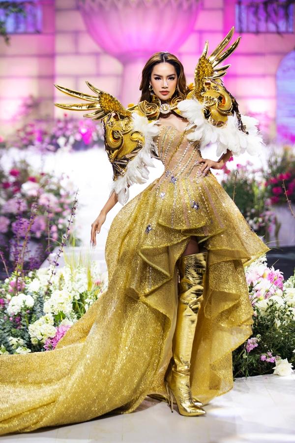 Mẹ bỉm Đinh Ngọc Diệp catwalk thế nào so với Lệ Nam?-9