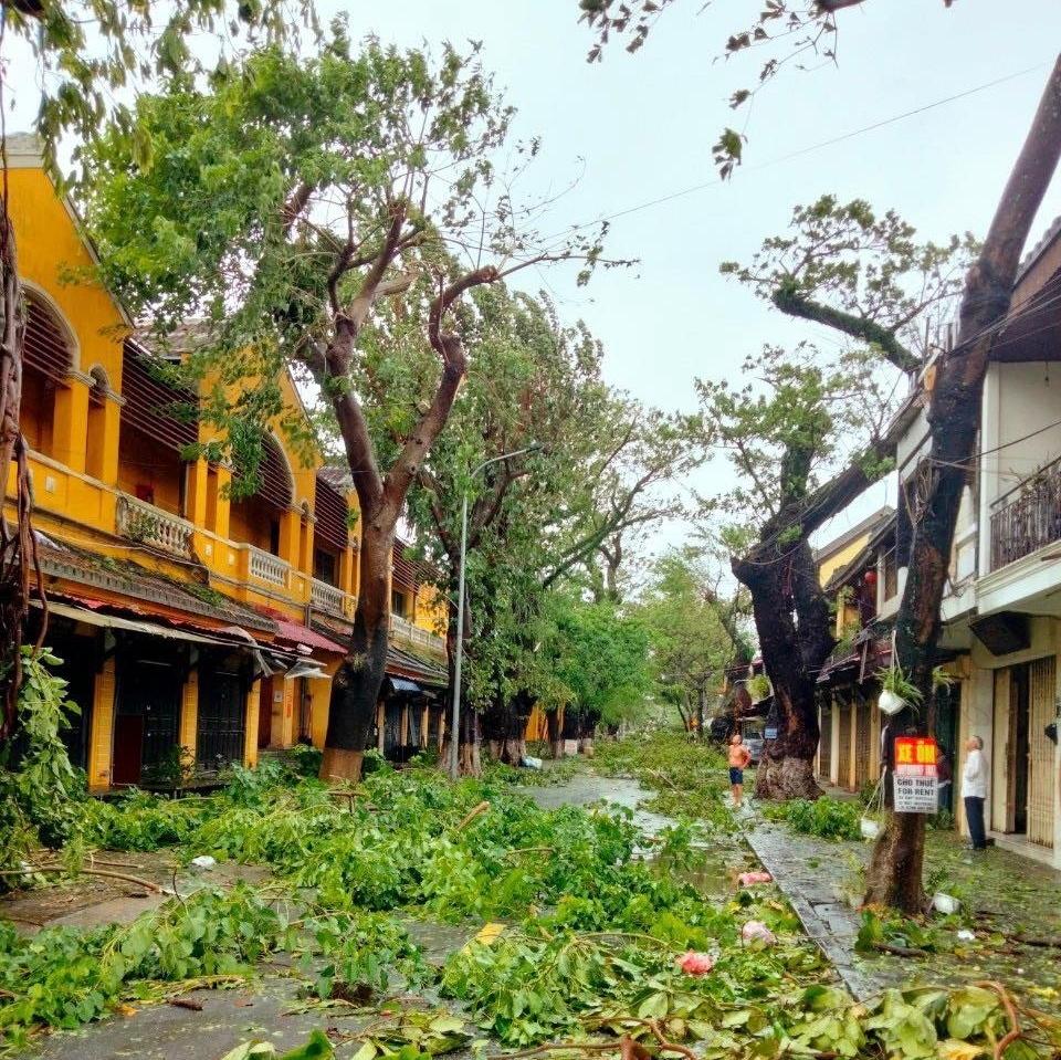 Ghi nhận những thiệt hại đầu tiên sau khi bão Noru đổ bộ đất liền-3