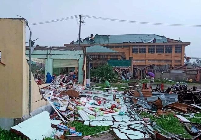 Ghi nhận những thiệt hại đầu tiên sau khi bão Noru đổ bộ đất liền-2