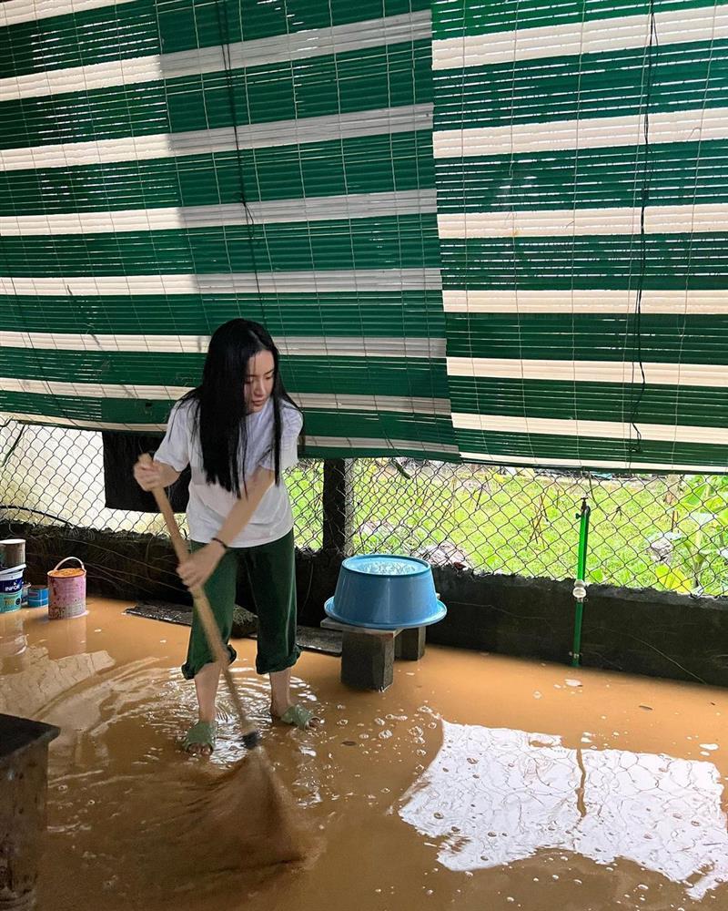 Em gái Angela Phương Trinh vất vả vì nước ngập do bão Noru-1