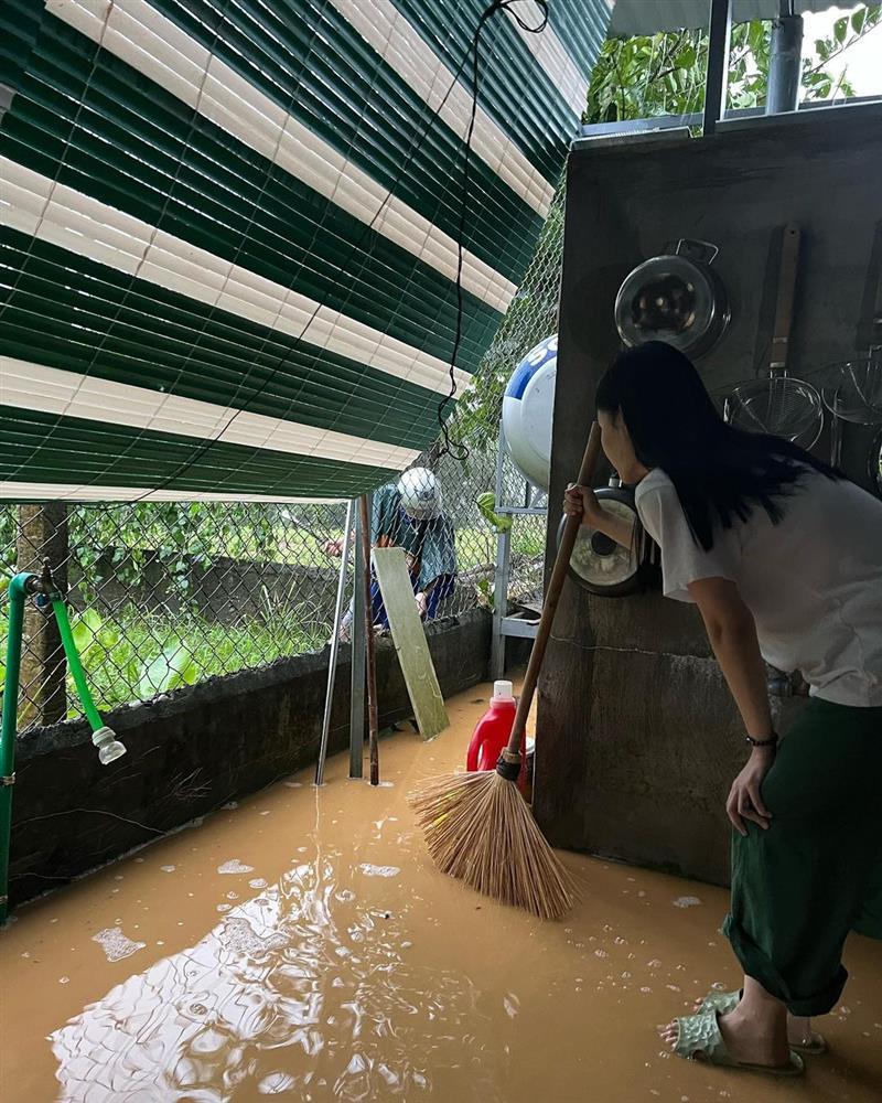 Em gái Angela Phương Trinh vất vả vì nước ngập do bão Noru-4