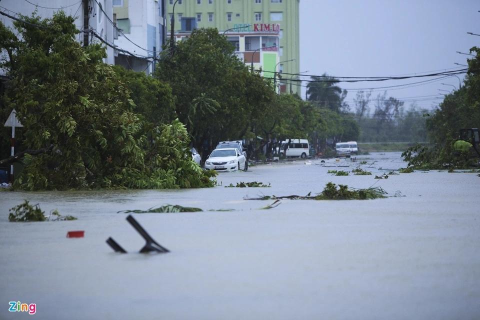 Ghi nhận những thiệt hại đầu tiên sau khi bão Noru đổ bộ đất liền-6