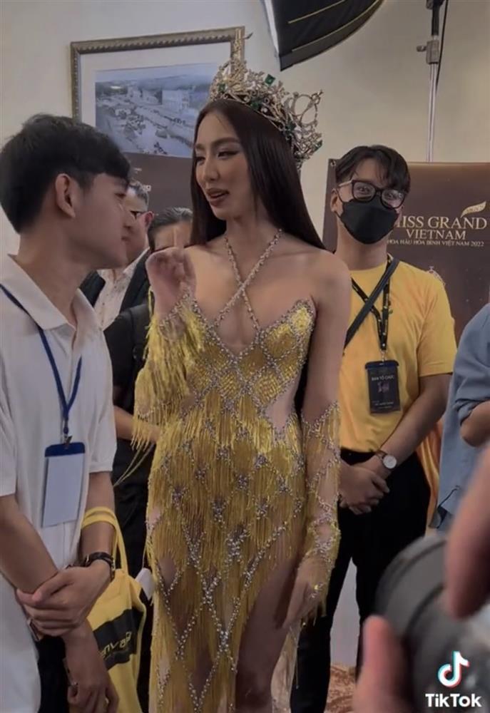 Thùy Tiên phản ứng khó đỡ khi để lộ bụng mỡ qua cam thường-1