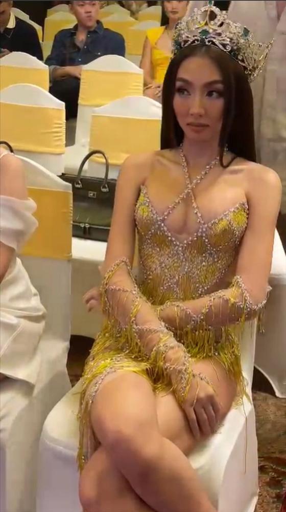 Thùy Tiên phản ứng khó đỡ khi để lộ bụng mỡ qua cam thường-3