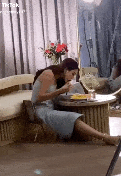 Thùy Tiên phản ứng khó đỡ khi để lộ bụng mỡ qua cam thường-12