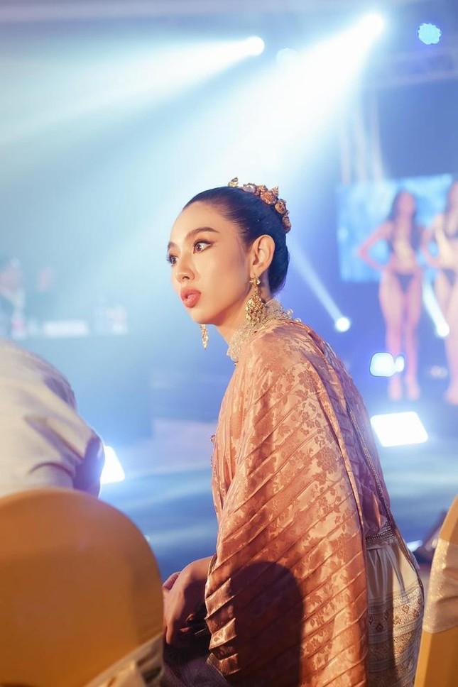 Thùy Tiên phản ứng khó đỡ khi để lộ bụng mỡ qua cam thường-9