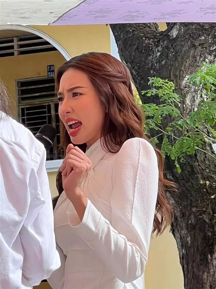 Thùy Tiên phản ứng khó đỡ khi để lộ bụng mỡ qua cam thường-11