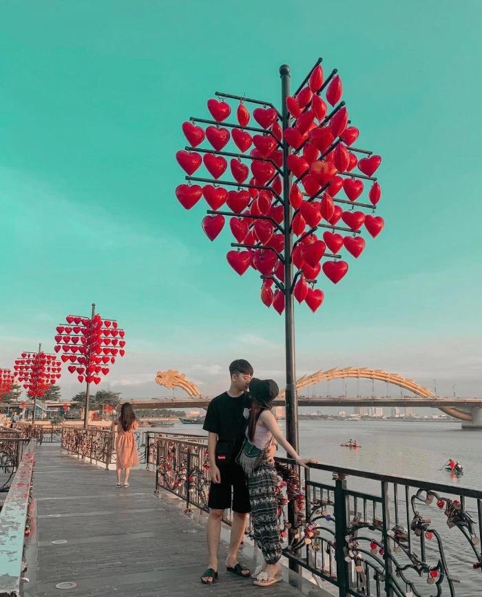 Cây tình yêu ở sông Hàn - Đà Nẵng bị đổ gãy sau bão Noru-4